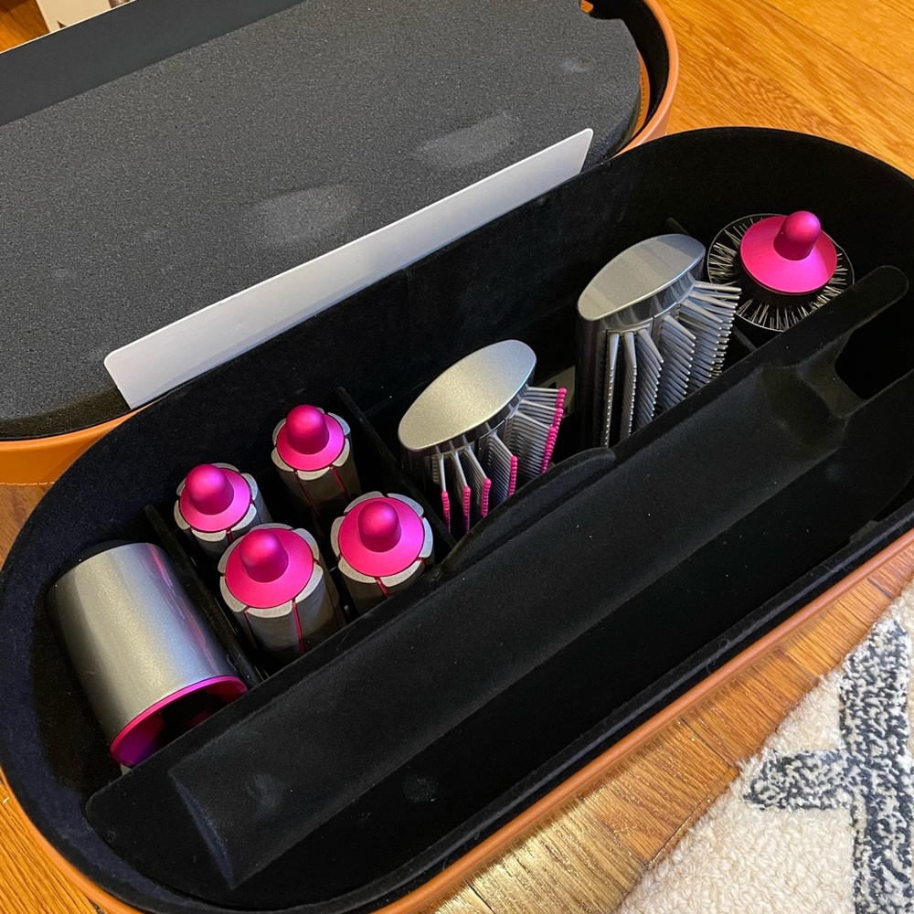 Dyson airwrap -box with all attachments NO WAND